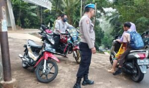 Pelayanan Masyarakat, Polsek Sukadana Polres Ciamis Bantu Anak Menyebrang di Area Sekolah