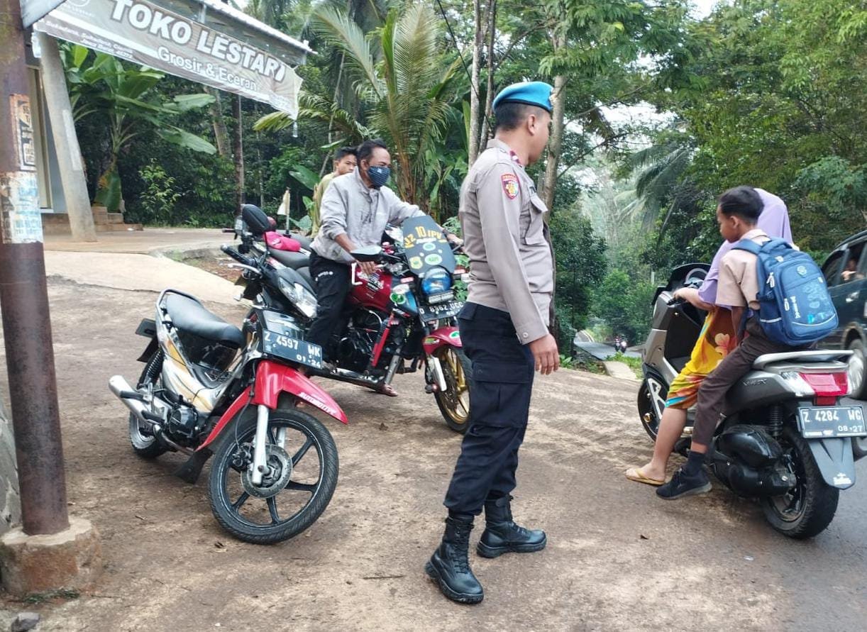 Pelayanan Masyarakat, Polsek Sukadana Polres Ciamis Bantu Anak Menyebrang di Area Sekolah