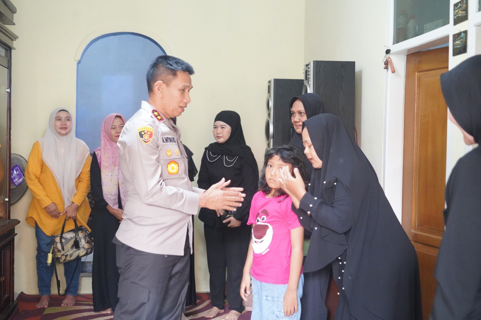 Kapolda Jabar Ziarah dan Kunjungi Rumah Duka Aipda Anumerta Anditia, Pahlawan Kemanusiaan yang Gugur Saat Bertugas