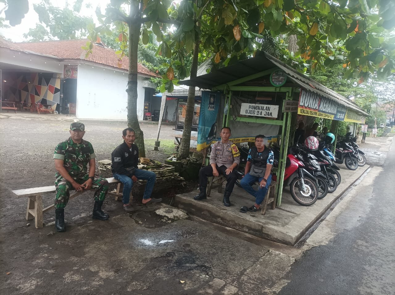 Bhabinkamtibmas Desa Imbanagara Sambangi Komunitas Ojeg Pangkalan Perempatan Al Gani untuk Tingkatkan Sinergi Kamtibmas