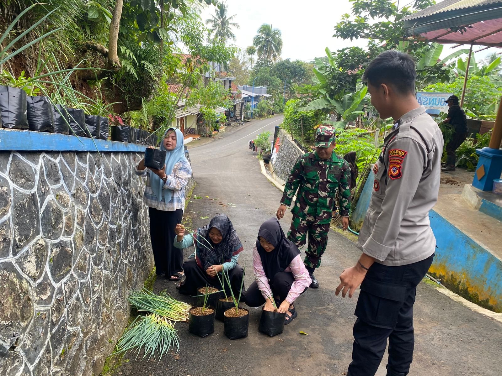 Jaga Persatuan dan Kesatuan, Polsek Cipaku Cooling System ke Warga Sukawening