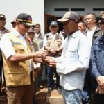 Kepala Badan Nasional Penanggulangan Bencana (BNPB) Letjen TNI Dr. Suharyanto, S.Sos., M.M., melakukan peninjauan pembangunan rumah