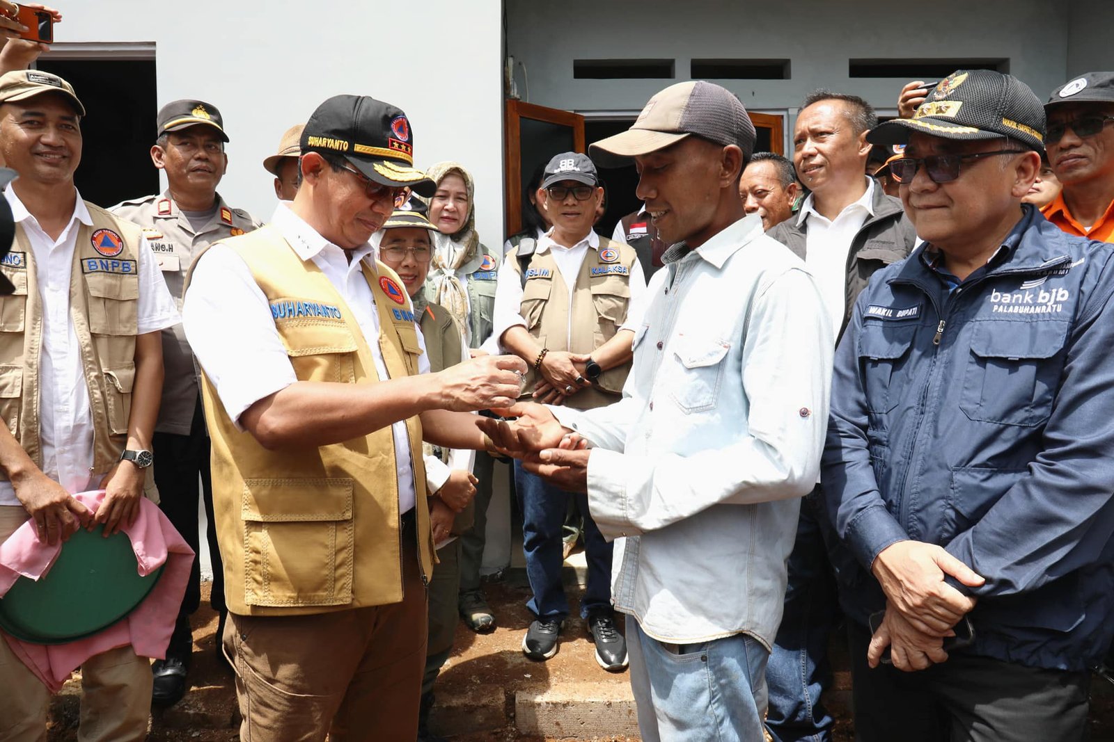 Kepala Badan Nasional Penanggulangan Bencana (BNPB) Letjen TNI Dr. Suharyanto, S.Sos., M.M., melakukan peninjauan pembangunan rumah