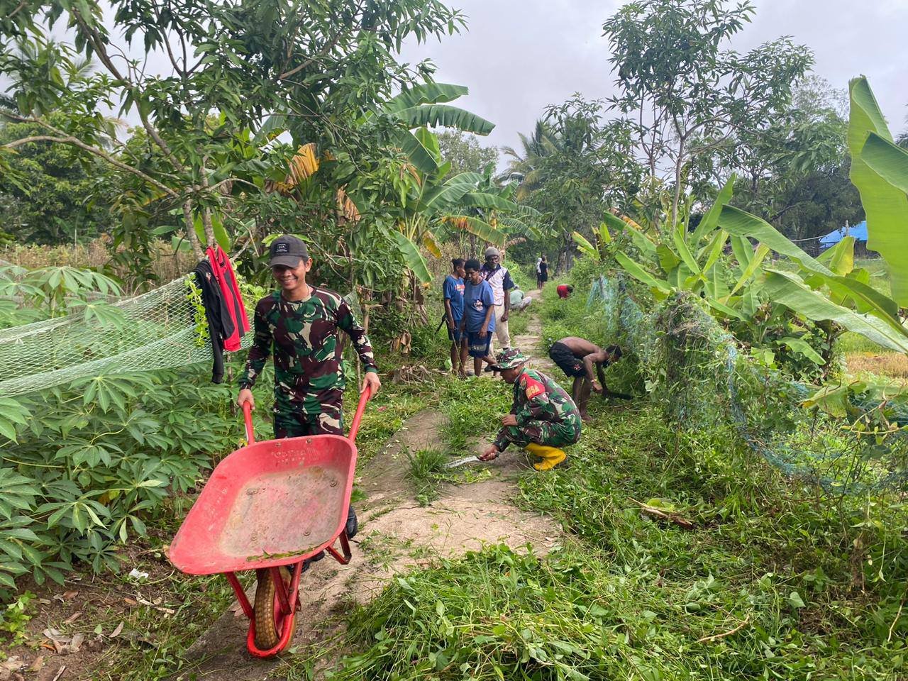 Karya Bakti Bersama Seluruh Elemen Masyarakat Yonif 141/AYJP Pos Wanam Beserta Masyarakat Setempat