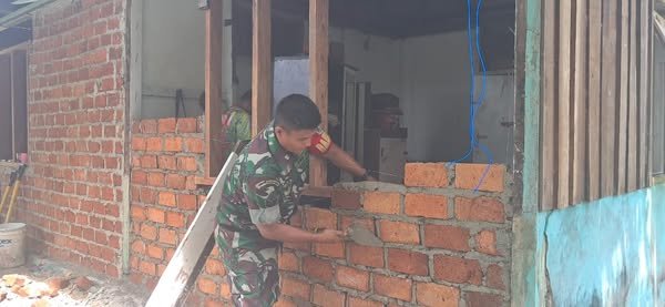 Bantu Bangun Rumah, Babinsa Salawati Adalah Bagian Dari Masyarakat