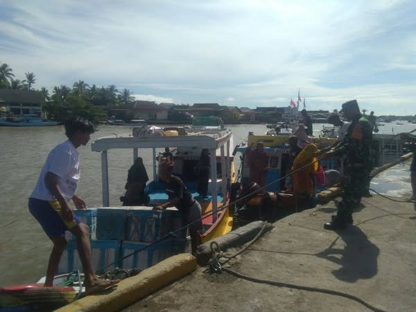 Babinsa Lappa Koramil 01/Sinjai Utara Kodim 1424/Sinjai Pantau Aktivitas Penumpang Kapal ke Pulau Sembilan