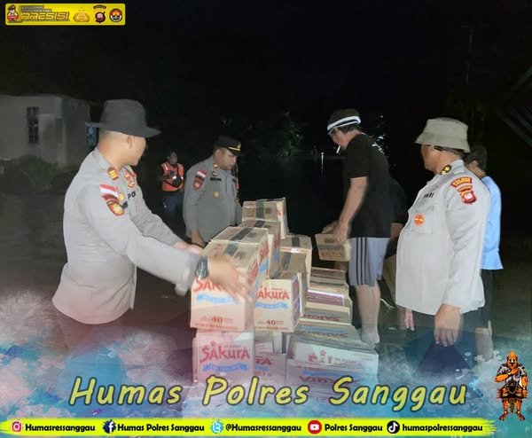 Kapolres Sanggau Serahkan Bantuan Sosial bagi Warga Terdampak Banjir di Beduai