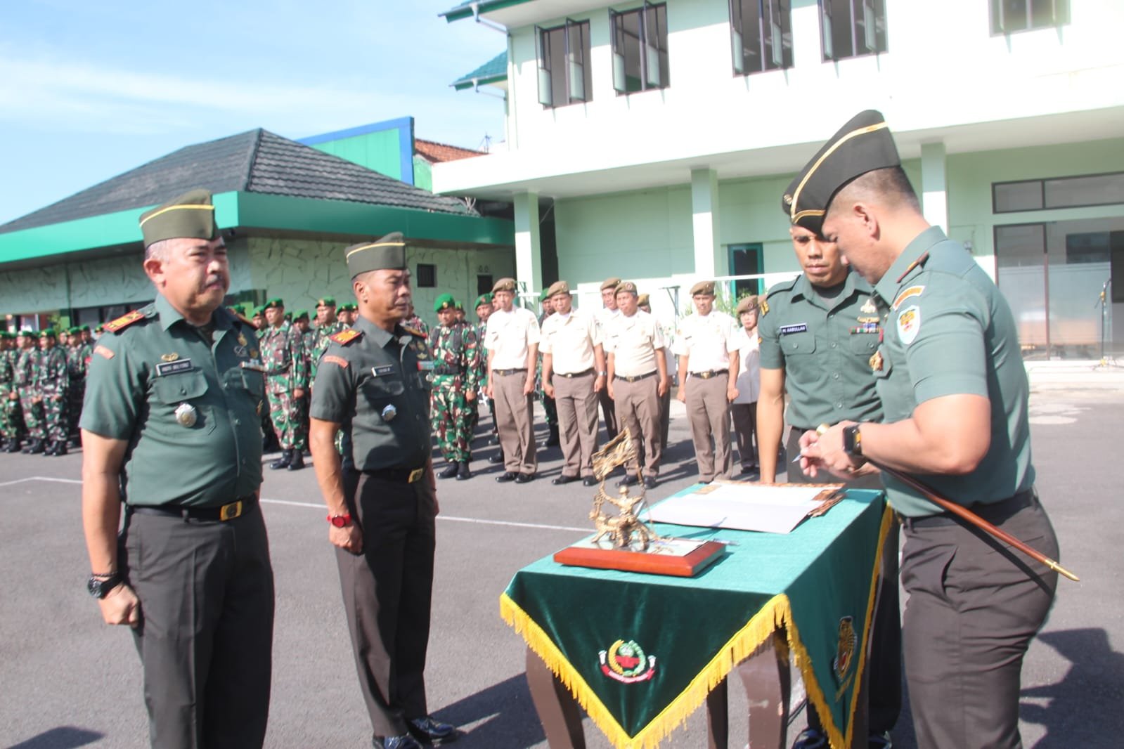 DANDIM 0612/TASIKMALAYA PIMPIN UPACARA PELEPASAN PINDAH SATUAN, PURNA TUGAS, DAN SERAH TERIMA JABATAN DANRAMIL