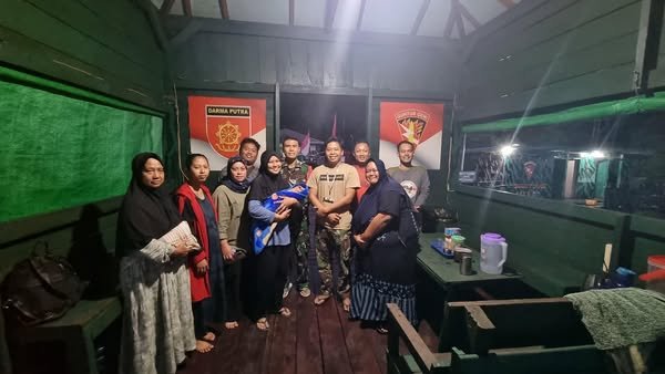 Menutup Tahun 2024 Satgas Pamtas Yonarmed 11 Kostrad Pos Sei Kaca Bantu Persalinan Darurat Ibu Melahirkan