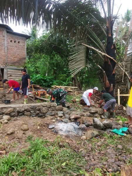 Babinsa Mattunreng Tellue Koramil 03/Sinjai Tengah Kodim 1424/Sinjai Bantu Pembuatan Pondasi Rumah Milik Warga