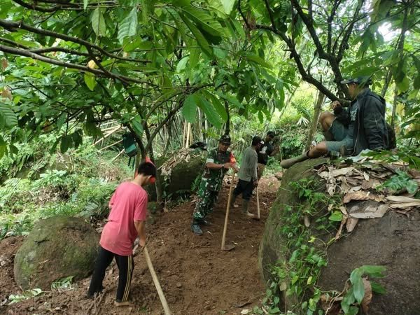 Babinsa Pattongko Koramil 1424-03/Sinjai Tengah Kodim 1424/Sinjai Bersama Warga Karya Bakti Pembuatan Jalan Tani