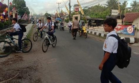 Pengaturan Lalu Lintas Pagi, Polsek Lakbok Polres Ciamis Pelayanan Masyarakat di Depan Sekolah