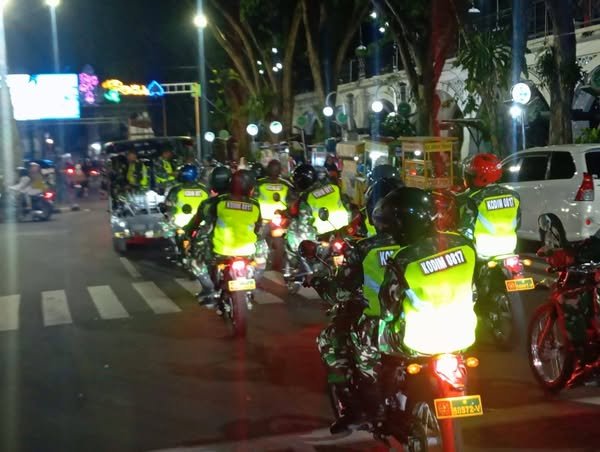 PATROLI WILAYAH KODIM 0817 GRESIK JAMIN KEAMANAN SELAMA PERAYAAN TAHUN BARU 2025