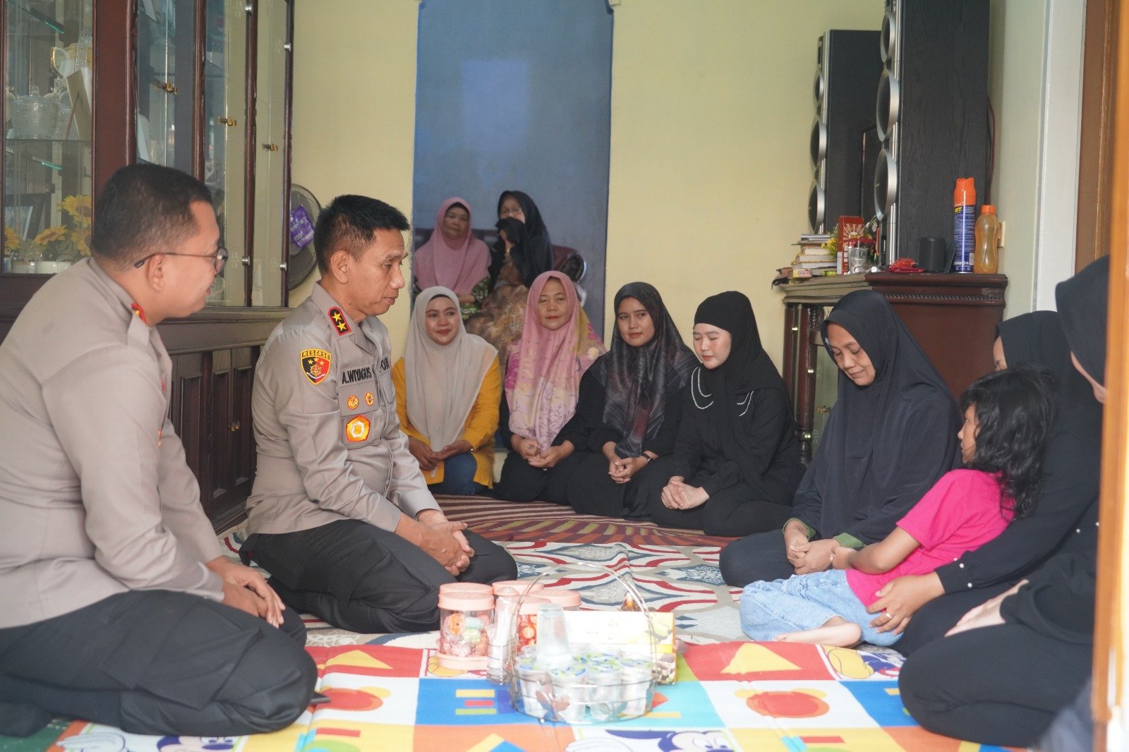 Kapolda Jabar Ziarah dan Kunjungi Rumah Duka Aipda Anumerta Anditia, Pahlawan Kemanusiaan yang Gugur Saat Bertugas