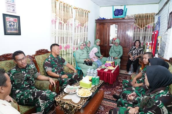 Rangkaian HUT ke-74 Penerangan Angkatan Darat: Pendam XIV/Hsn Gelar Donor Darah dan Anjangsana