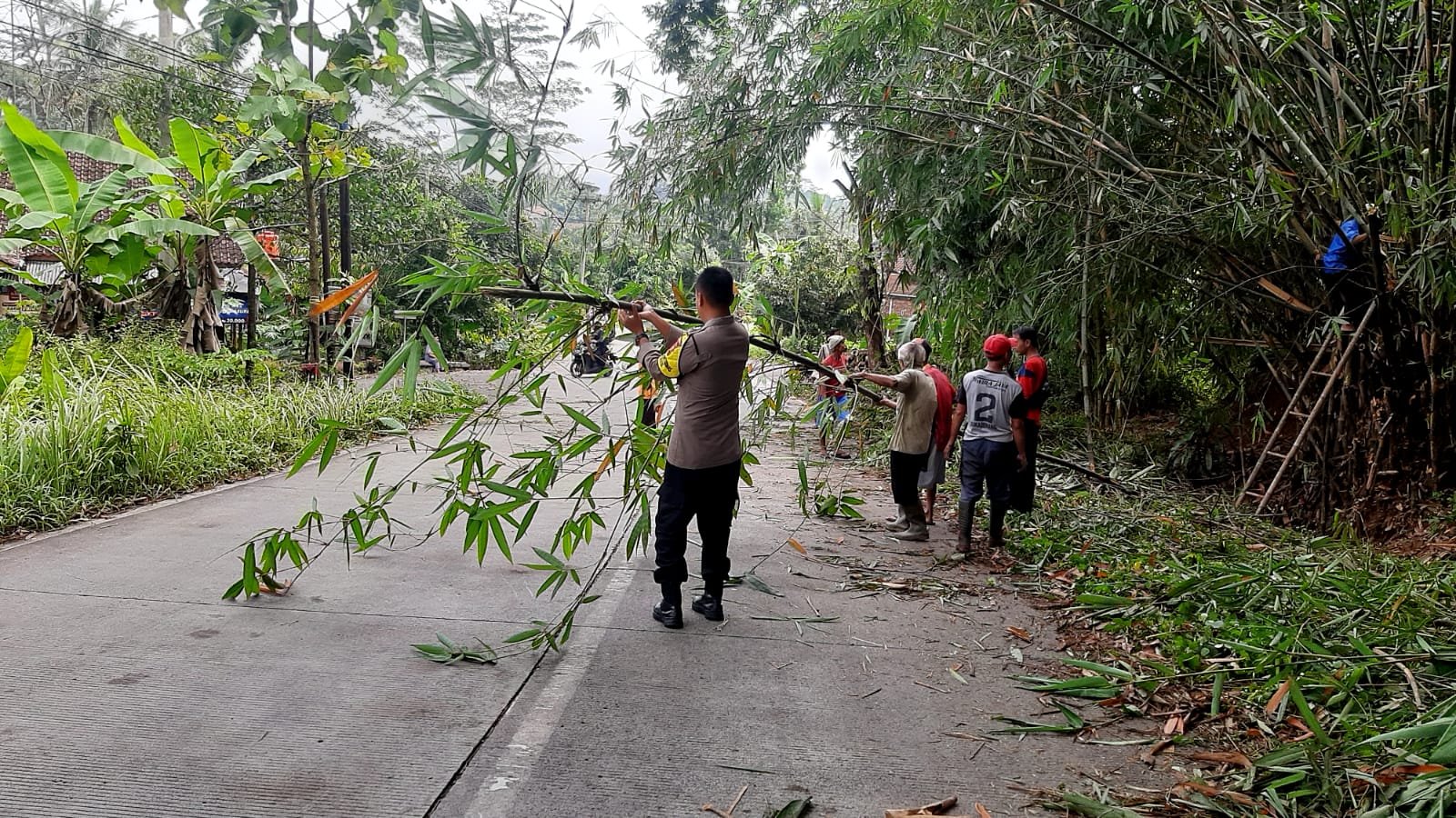 Humanis, Polsek Cijeungjing Polres Ciamis Ikut Kerja Bakti Bareng Warga Bersihkan Jalan