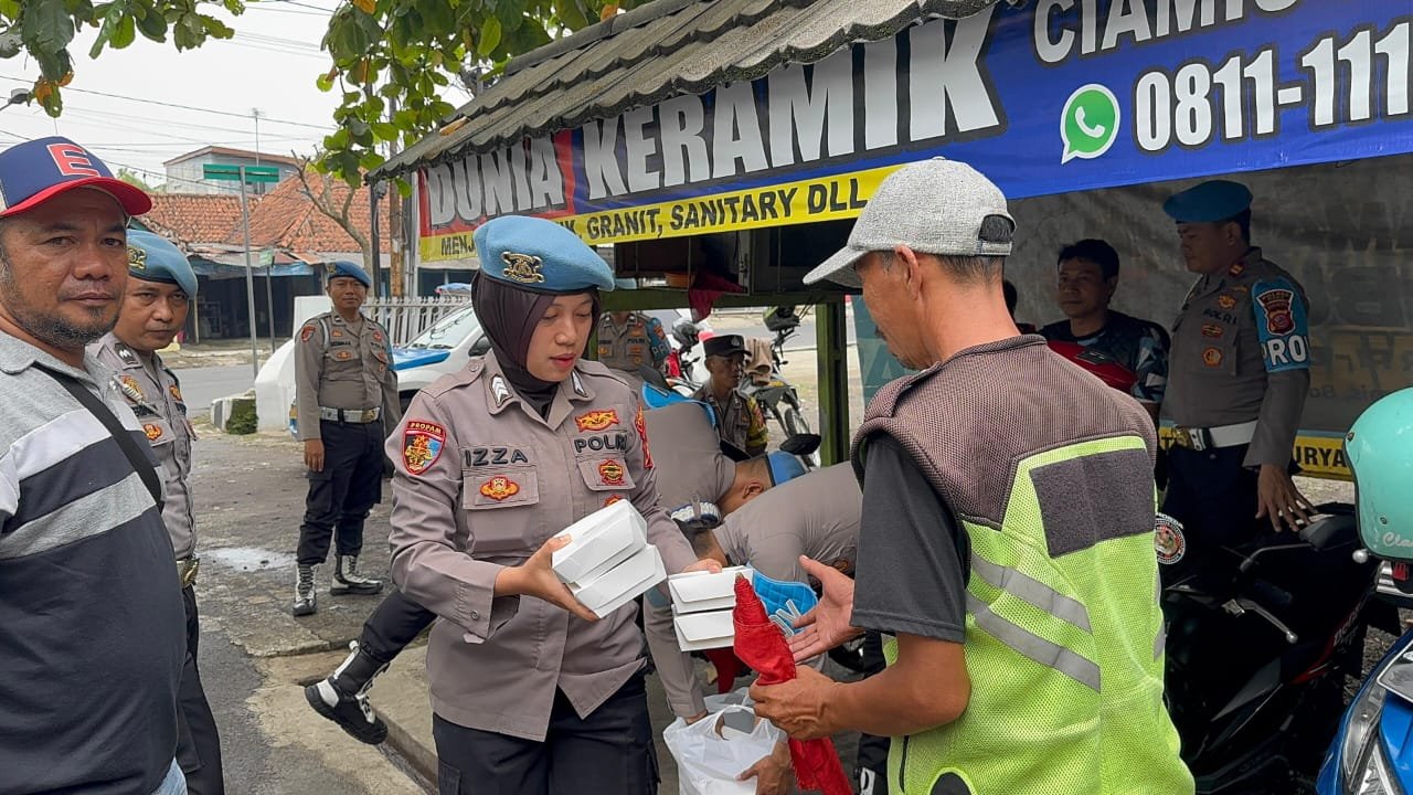 Polri Peduli, Propam Polres Ciamis Baksos ke Warga dan Pengemudi Opang di Bangsawit