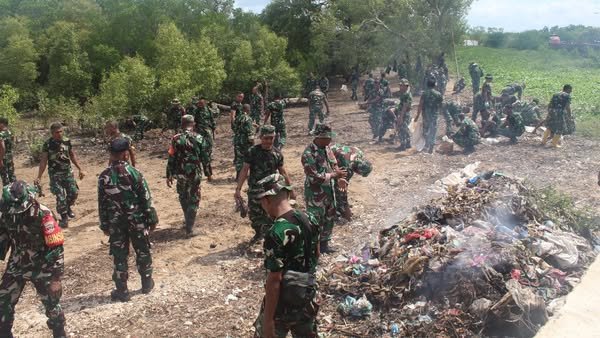 Dandim 1604/Kupang Pimpin Lansung Karya Bakti Pembersihan Sampah
