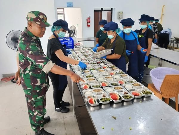 Personel Koramil 1623-01/Karangasem Kawal Pendistribusian Logistik Makan Siang Bergizi