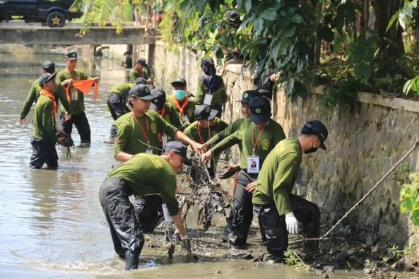 Brigif 13 Kostrad Bersama Mahasiswa Universitas Siliwangi Gelar Jumat Bersih di Sungai Cimulu