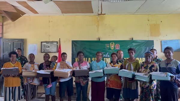 KOREM 174/ATW LAKSANAKAN BAKTI SOSIAL PEMBERIAN TALI ASIH KASAD