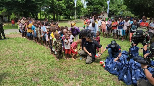 Personel Pos Kotis Satgas Pamtas RI-PNG Yonif 141/AYJP Laksanakan Kegiatan Kolaborasi dengan Tim Kuali Merah Putih Bobon Santoso di Kampung Ima