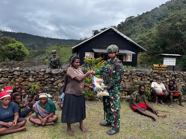 Satgas Yonif 715/Mtl bagikan sembako kepada masyarakat