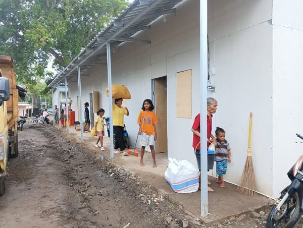 Senang dan Haru, Penyintas Erupsi Lewotobi Dapatkan Hunian Baru