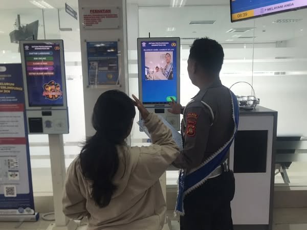 Sat Lantas Polres Karangasem Tingkatkan Pelayanan Prima di Gedung Satpas dengan Pemandu Khusus