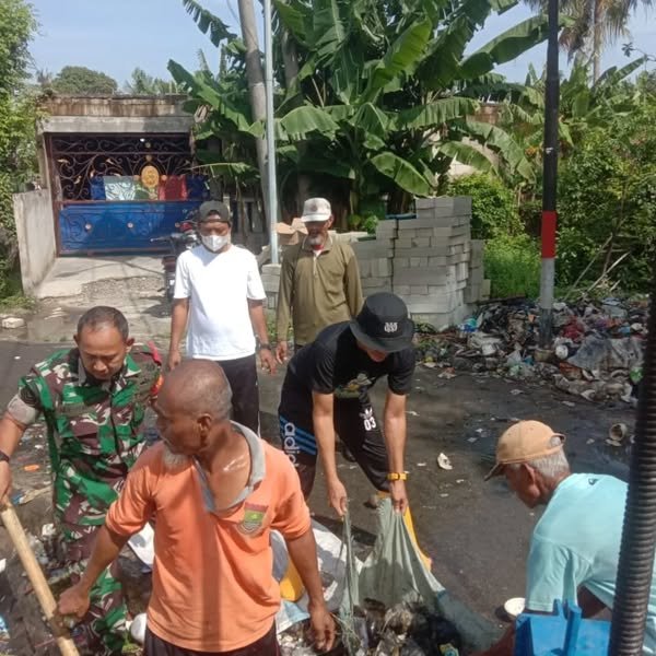  Serka Wawan Babinsa Desa Lemo Bersama Kades Lemo Dan Camat Teluknaga Gelar Kerja Bakti