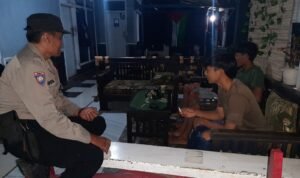 Perkuat Sinergitas Satuan Samapta Polres Ciamis Beri Binluh ke Warga Saat Ngeronda Malam