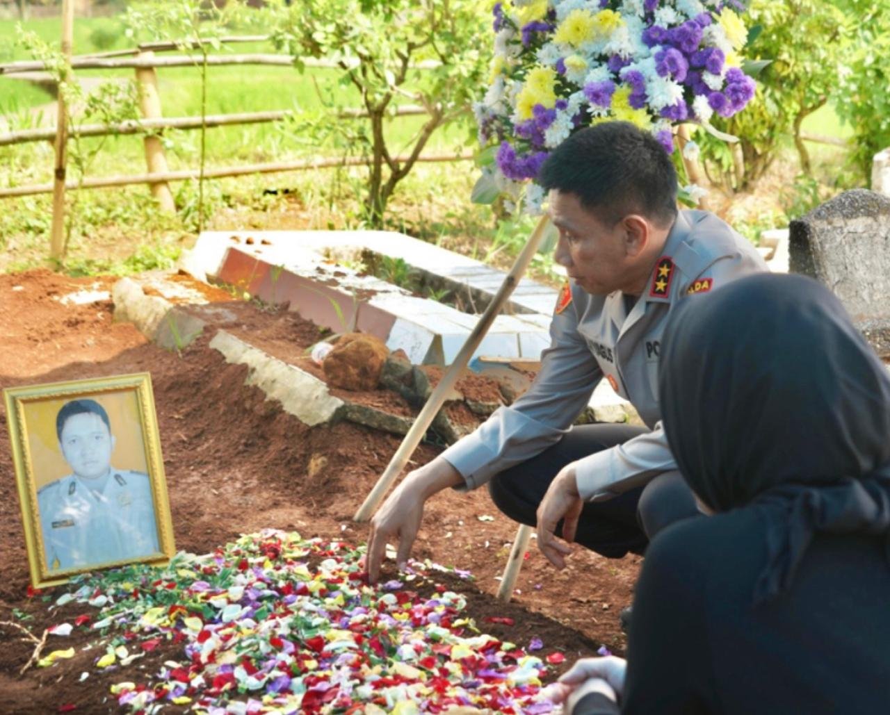 Kapolda Jabar Ziarah dan Kunjungi Rumah Duka Aipda Anumerta Anditia, Pahlawan Kemanusiaan yang Gugur Saat Bertugas