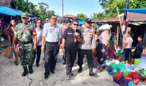 Personel Babinsa Koramil 05/Lahewa Hadiri Penertiban Pedagang di Pasar Rakyat Afulu