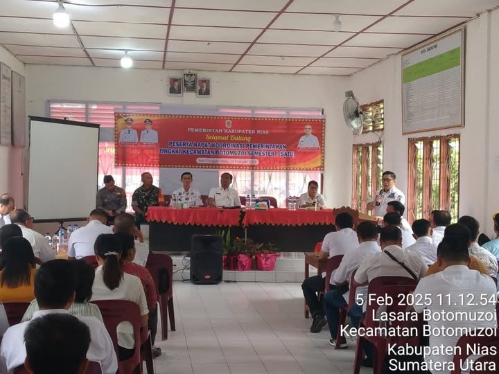 Babinsa Koramil 02/Gido Hadiri Rapat Koordinasi Pemerintah Kecamatan Botomuzoi Semester I Tahun 2025
