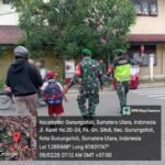Babinsa Koramil 01/Gunungsitoli Bersama Personel Lantas Polres Nias Bantu Anak Sekolah Menyeberang Jalan