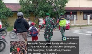 Babinsa Koramil 01/Gunungsitoli Bersama Personel Lantas Polres Nias Bantu Anak Sekolah Menyeberang Jalan
