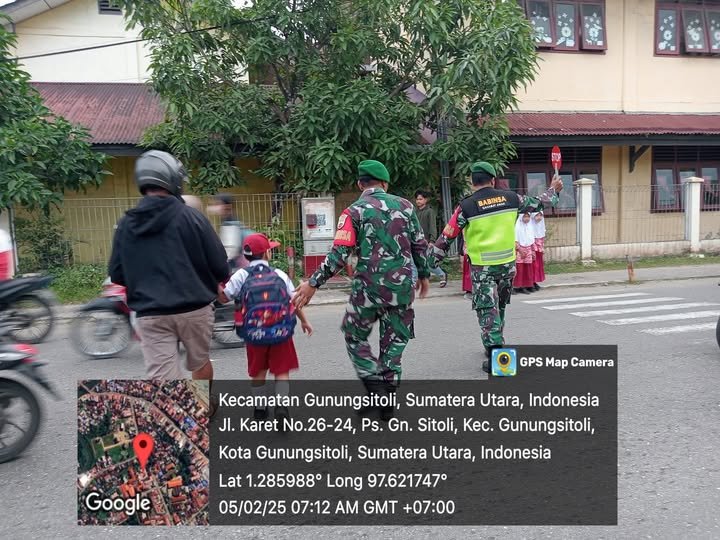 Babinsa Koramil 01/Gunungsitoli Bersama Personel Lantas Polres Nias Bantu Anak Sekolah Menyeberang Jalan