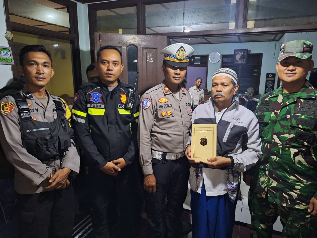 Polisi Berikan Tali Asih Ke Rumah Duka Keluarga Korban Kecelakaan Gerbang Tol Ciawi 2