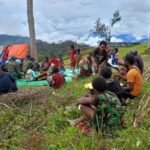 Satgas Yonif 323 Kostrad Gelar Makan Siang Bersama Warga di Pedalaman Papua