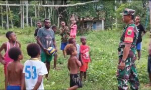 Tanamkan Hidup Sehat, Babinsa Warmare Ajak Pemuda Kampung Moyang Olahraga Bersama