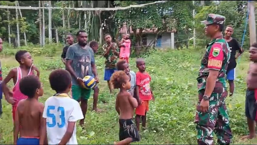 Tanamkan Hidup Sehat, Babinsa Warmare Ajak Pemuda Kampung Moyang Olahraga Bersama