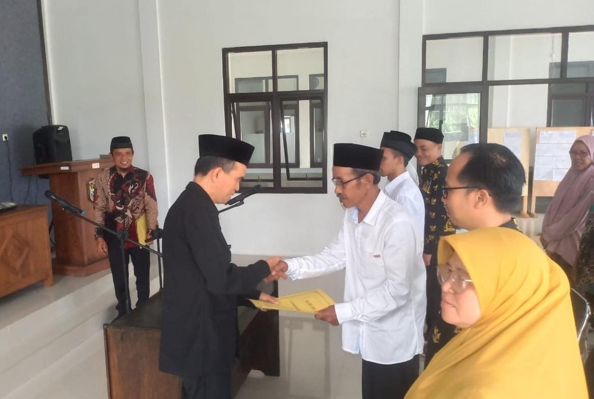 Soliditas Polri dan Pemerintah, Polsek Cijeungjing Hadiri Pelantikan Perangkat Desa Ciharalang