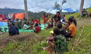 Satgas Yonif 323 Kostrad Gelar Makan Siang Bersama Warga di Pedalaman Papua