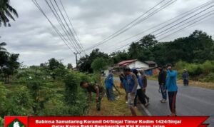 Babinsa Samataring Koramil 04/Sinjai Timur Kodim 1424/Sinjai Gelar Karya Bakti Pembersihan Kiri Kanan Jalan