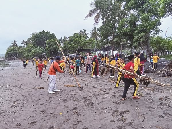 Aksi Bersih Pantai, Koramil 09/Utan Tanamkan Kepedulian Lingkungan Sejak Dini