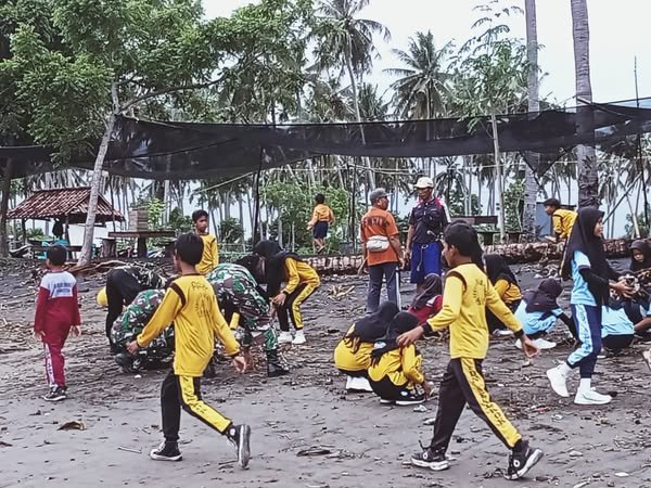 Aksi Bersih Pantai, Koramil 09/Utan Tanamkan Kepedulian Lingkungan Sejak Dini