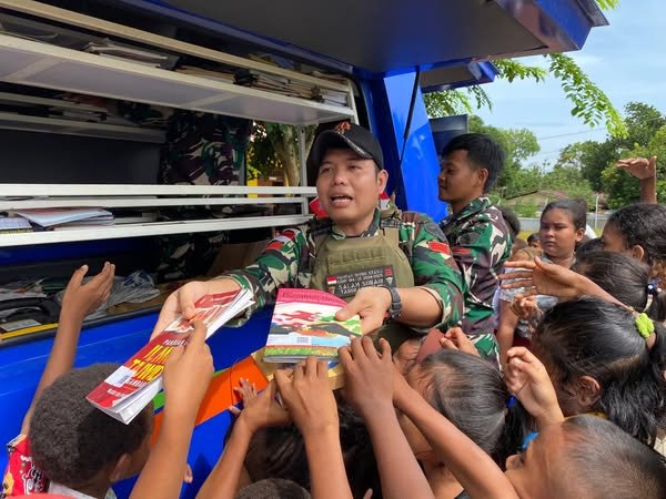 Gelar Perpustakaan Keliling, Satgas Yonif 144/JY Tumbuhkan Minat Membaca Siswa Perbatasan