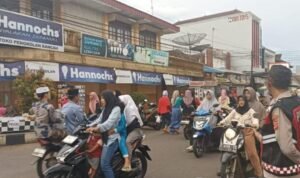 Polsek Rancah Polres Ciamis Patroli Dialogis Ke Lokasi Keramaian Warga Saat Waktu Ngabuburit