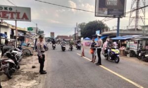 Pos Pam Kawali Ops Ketupat Lodaya 2025 Beri Pengamanan Warga Saat Ngabuburit di Kawali