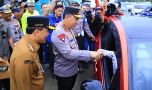 Kapolri Sapa Pemudik di Tol Kalikangkung, Sampaikan Pesan Utamakan Keselamatan